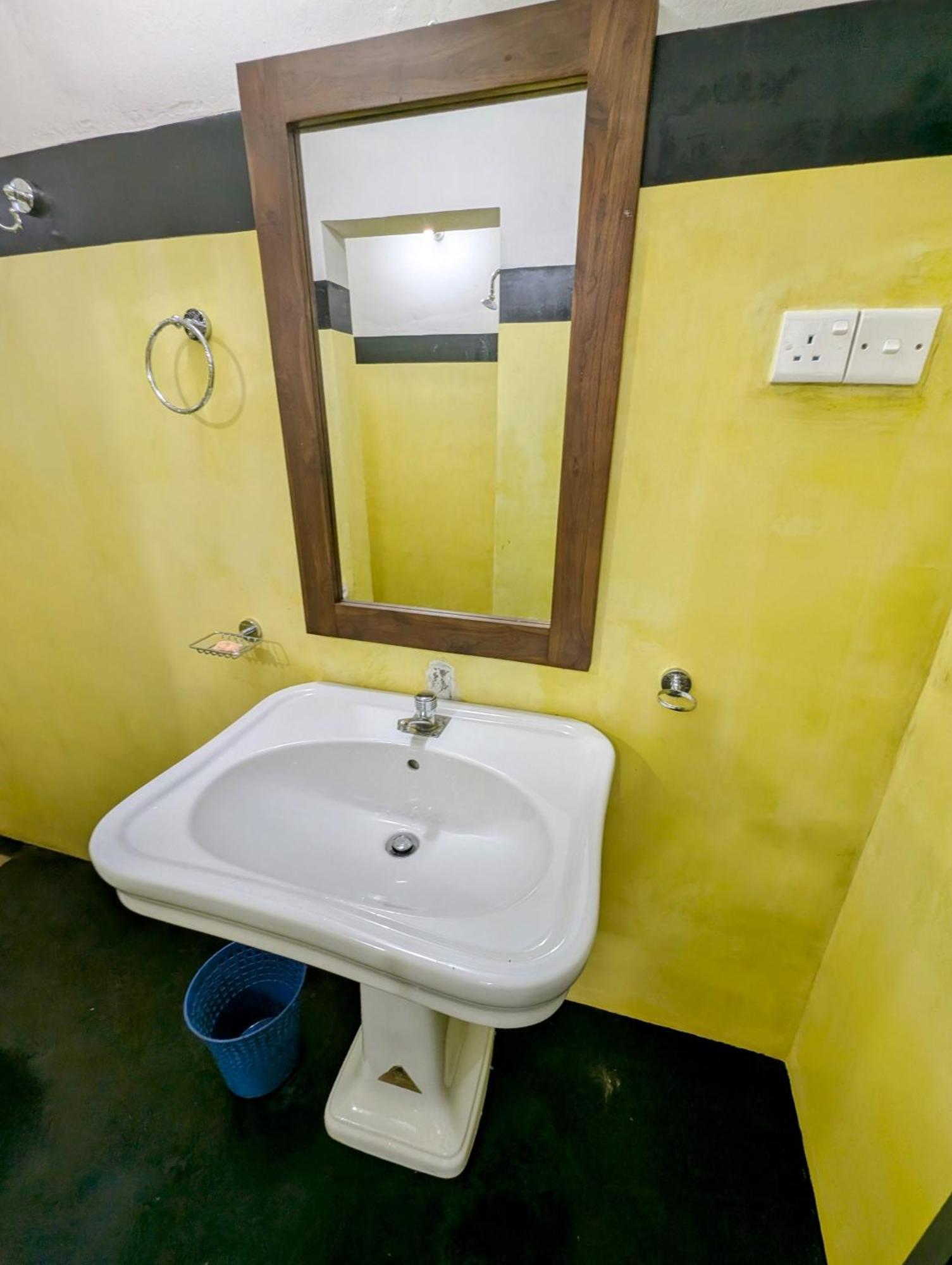 Costels Weligama Vandrarhem Exteriör bild