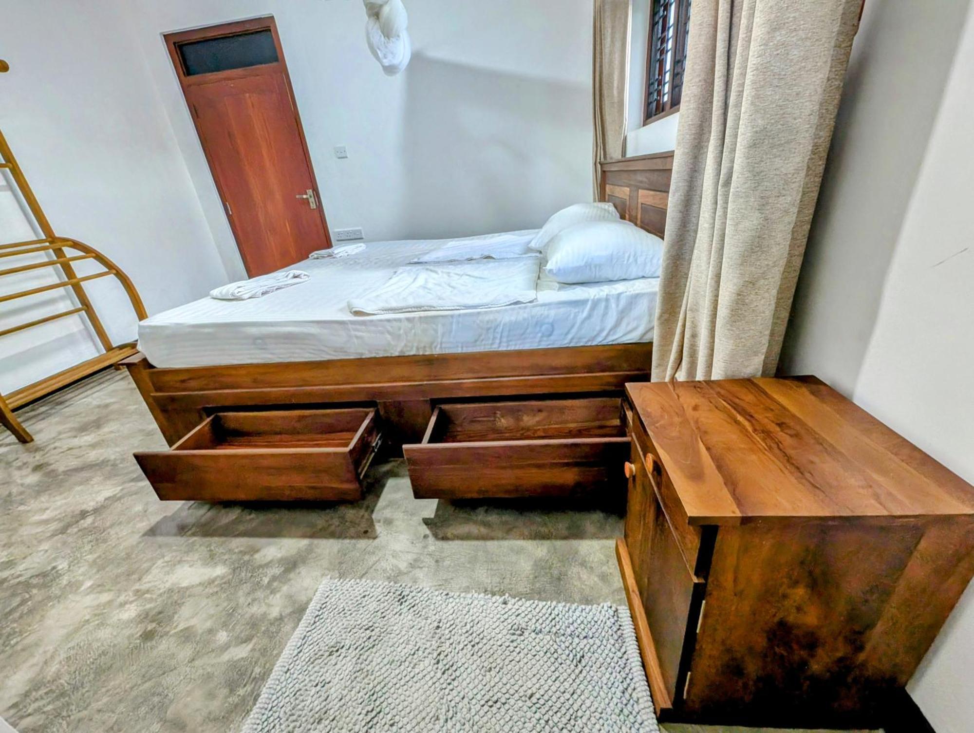Costels Weligama Vandrarhem Exteriör bild